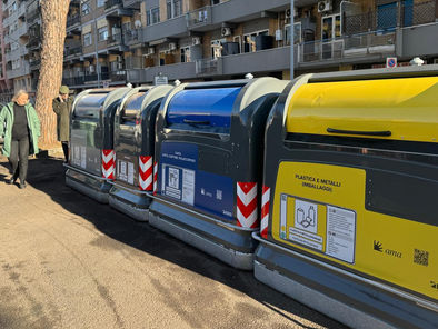 In arrivo 200 nuovi cassonetti su via Appia Nuova, Ama: «Hanno maggiore volume e minor ingombro»