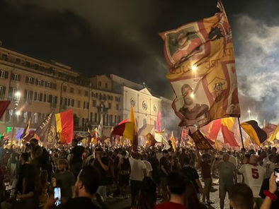Romanisti in piazza per un «sogno di una notte di mezza estate»: migliaia in festa per i 98 anni del club