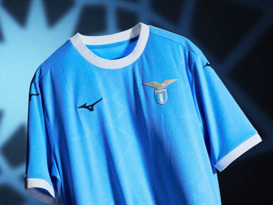 Lazio e Mizuno svelano le nuove maglie della stagione 25/26: sullo sfondo il motivo geometrico di Michelangelo