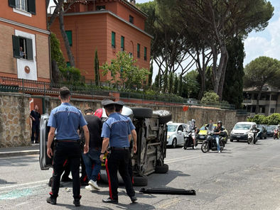 Incidente in via Cortina D'Ampezzo, auto si ribalta: traffico in tilt nella zona