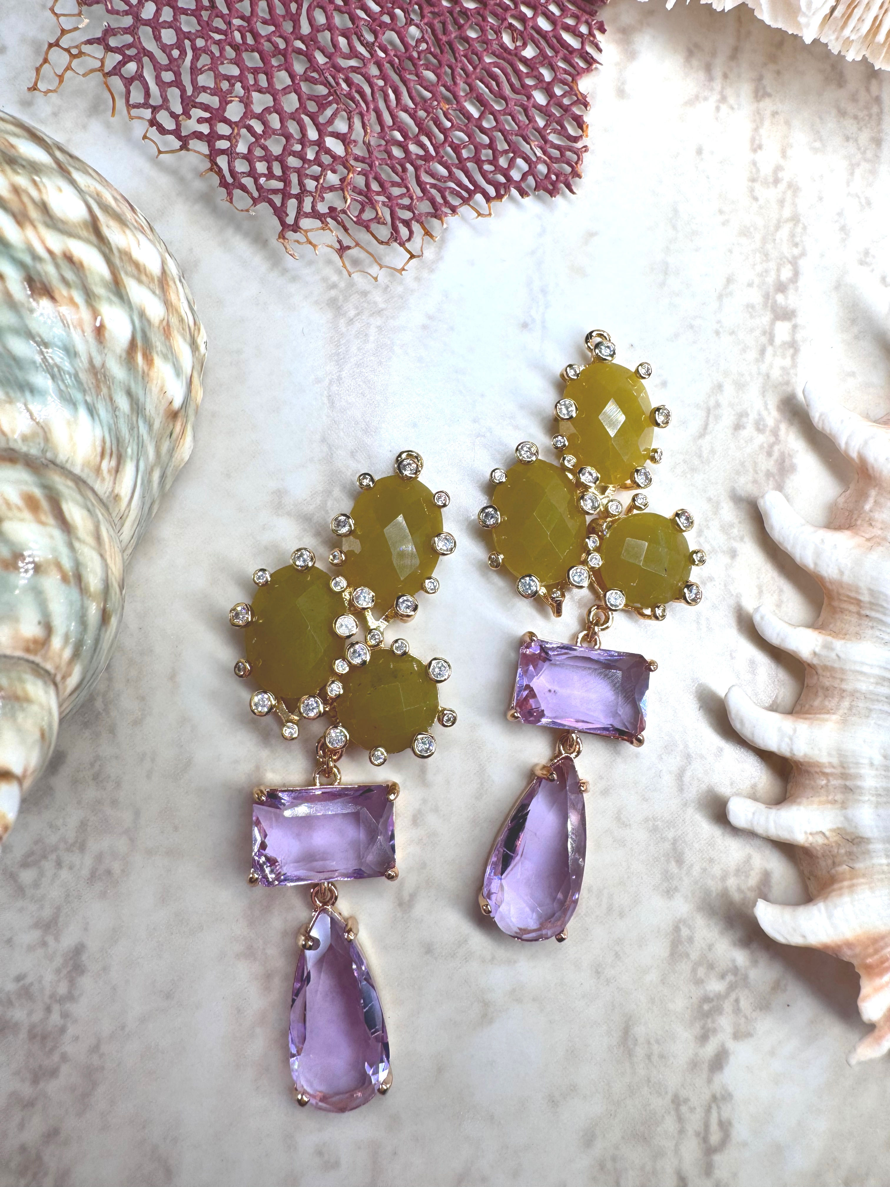 Aretes de piedras naturales con cristales .
