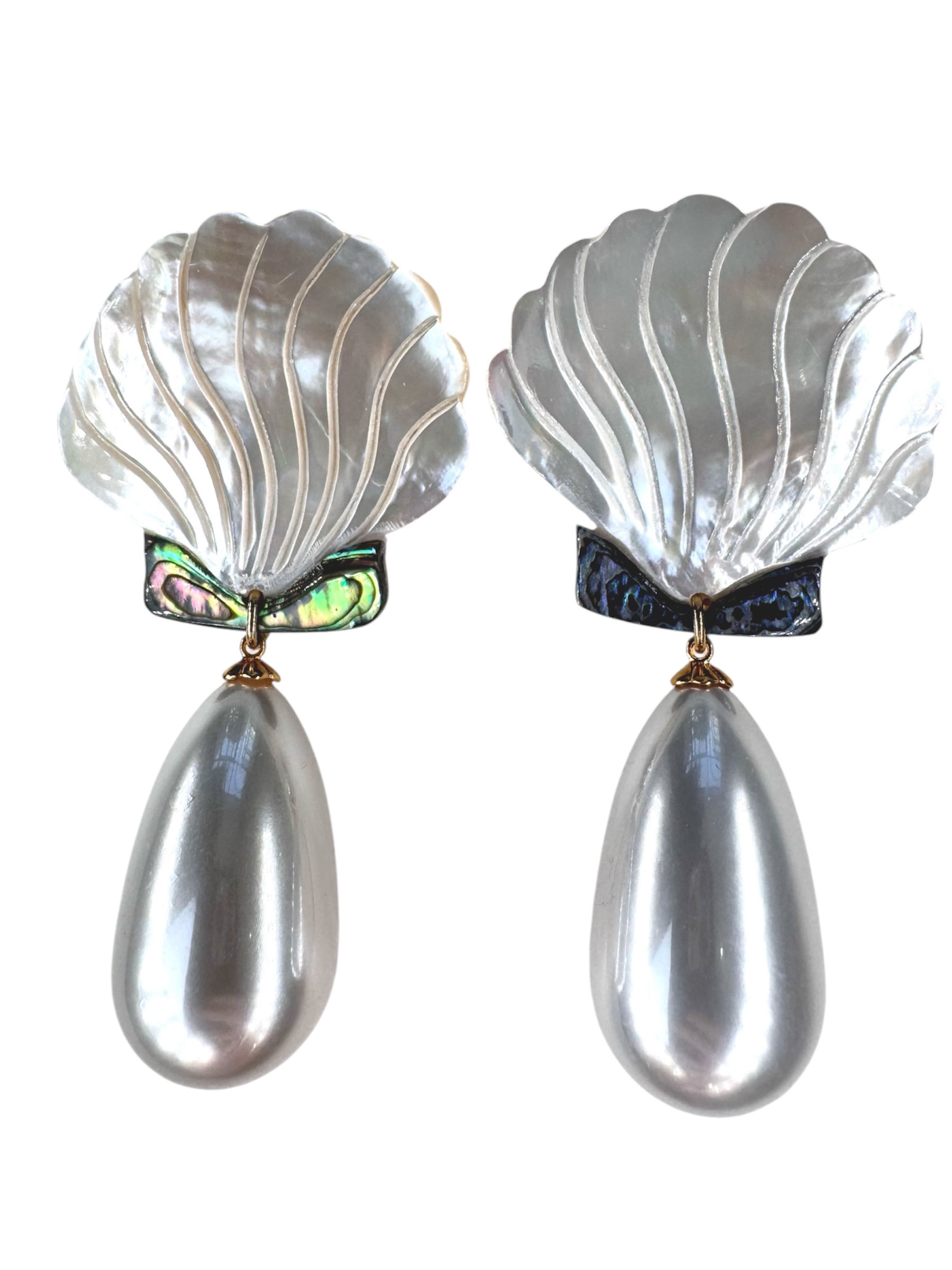 Aretes de concha en madre perla con perla sintética .