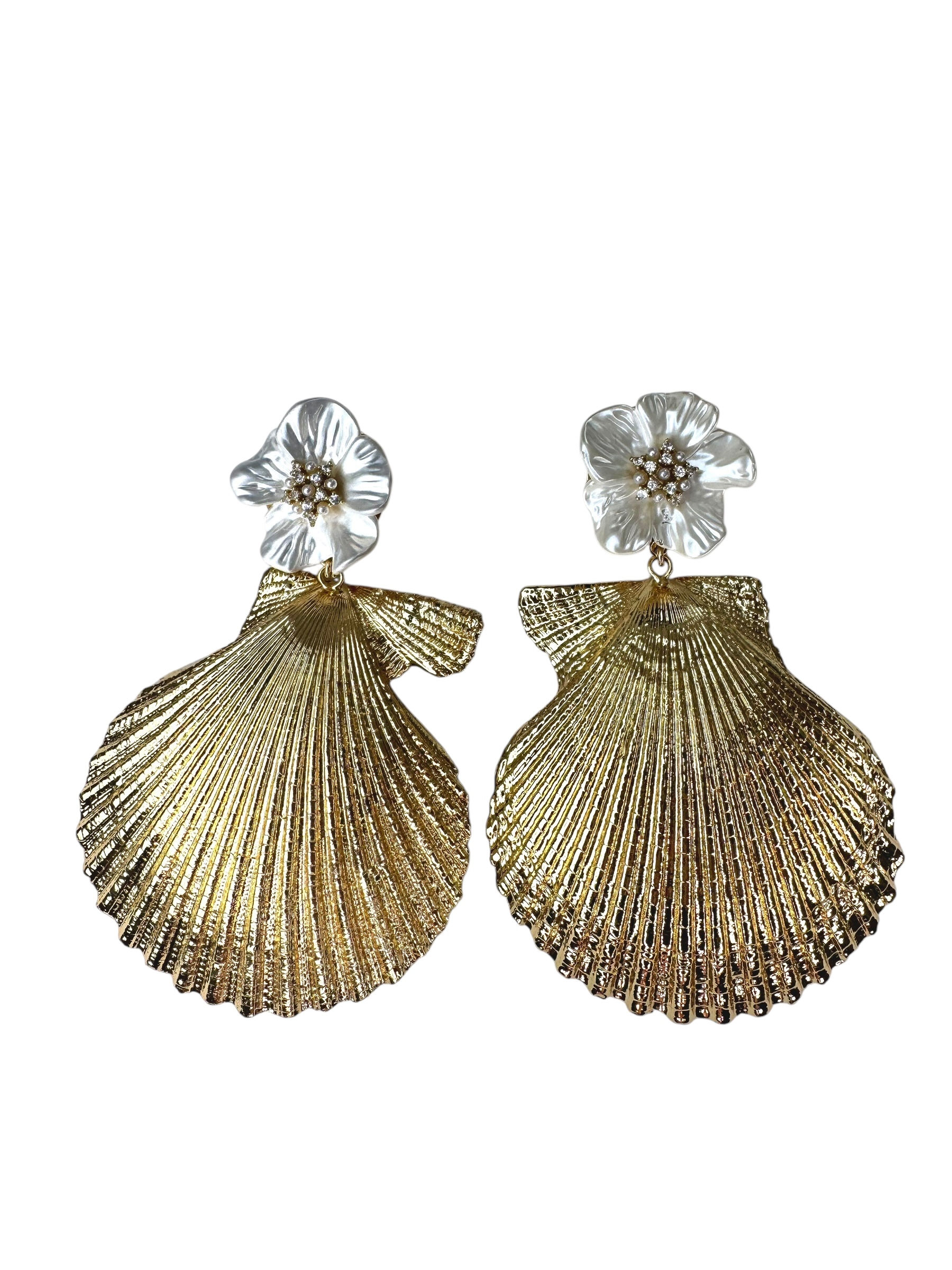 Aretes de conchas naturales en baño de oro con flor 