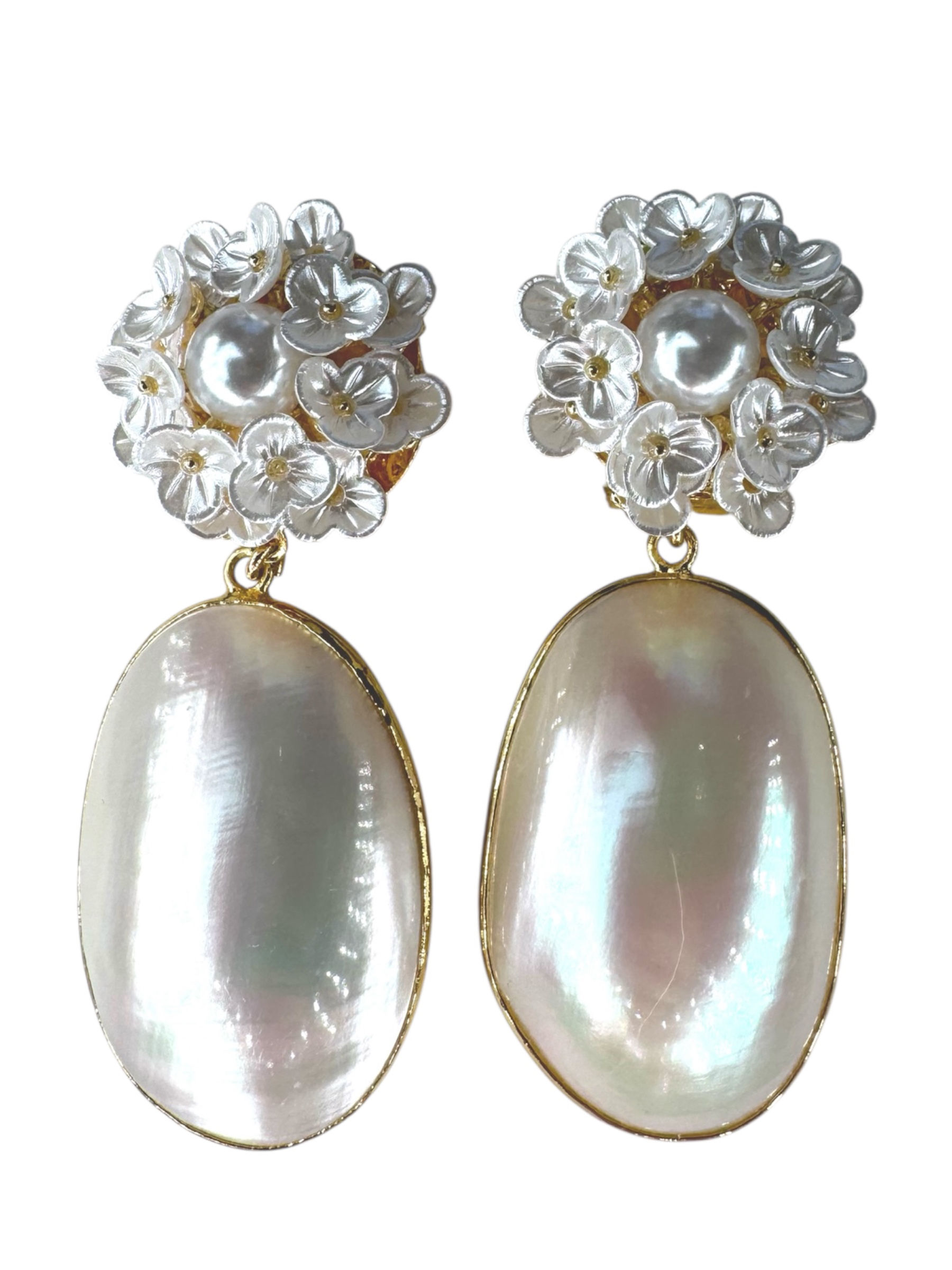 Aretes de madre perla con flores pequeñas en resina .