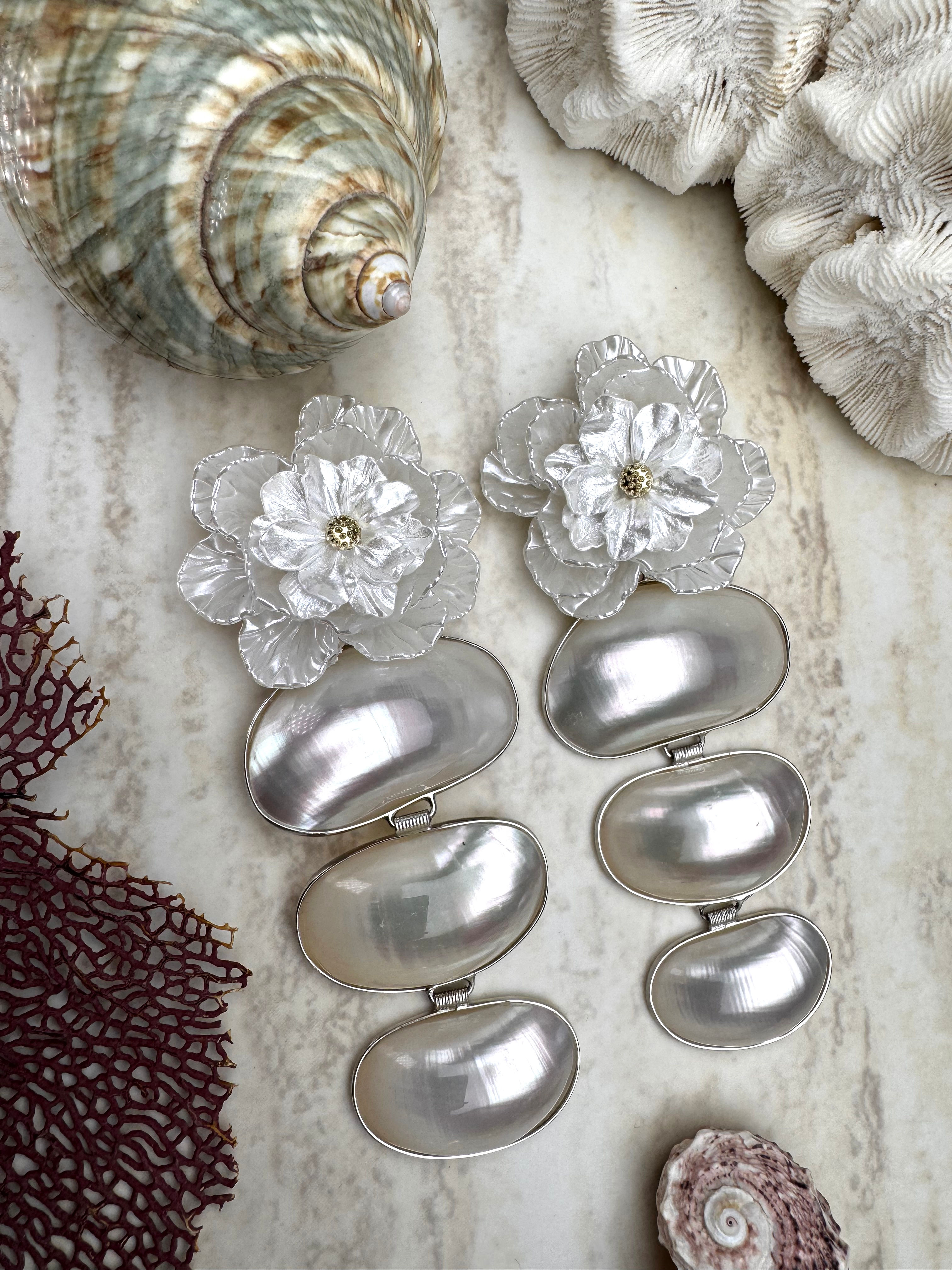Aretes de madre perla con flor en resina .