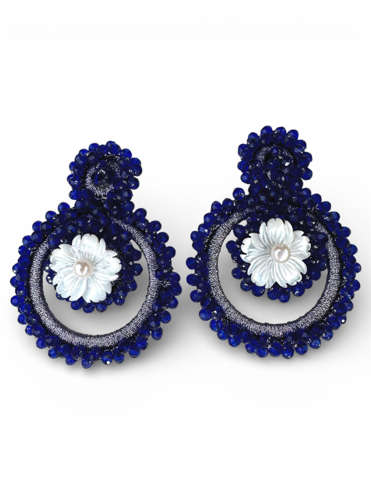 Aretes de cuentas azules con flor en madre perla .