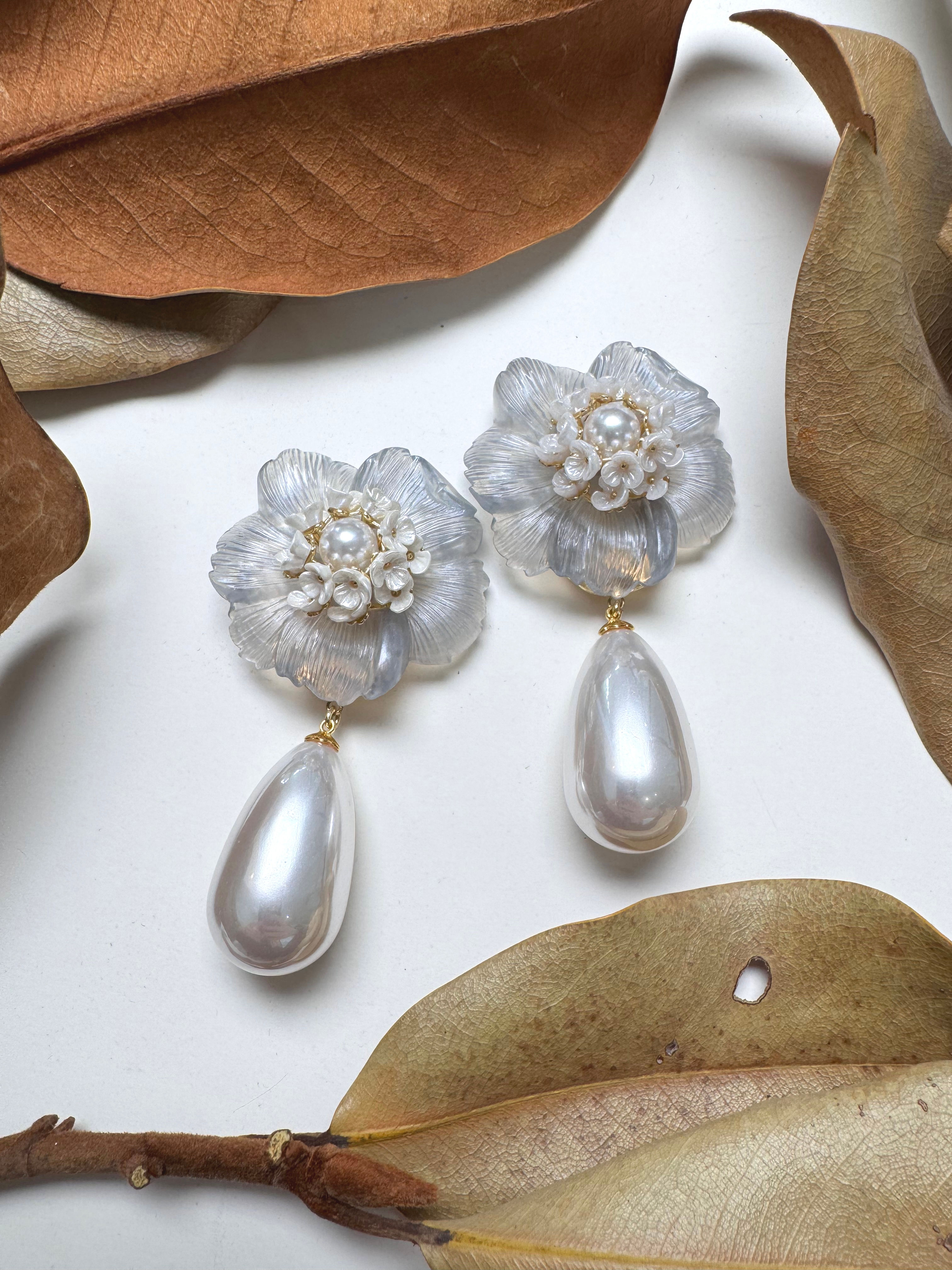 Aretes de flores en resina con perla sintética .