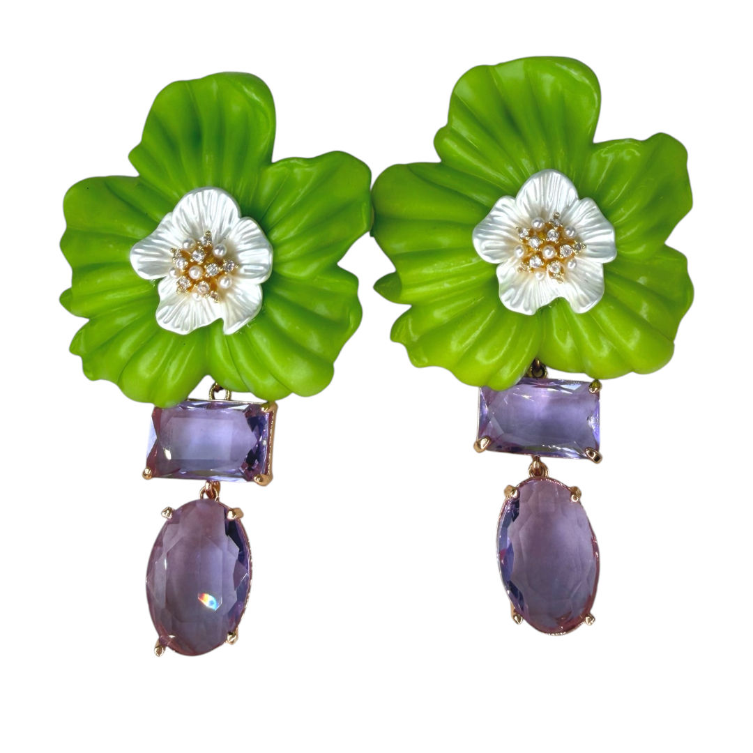 Aretes de flores en resina con cristales .