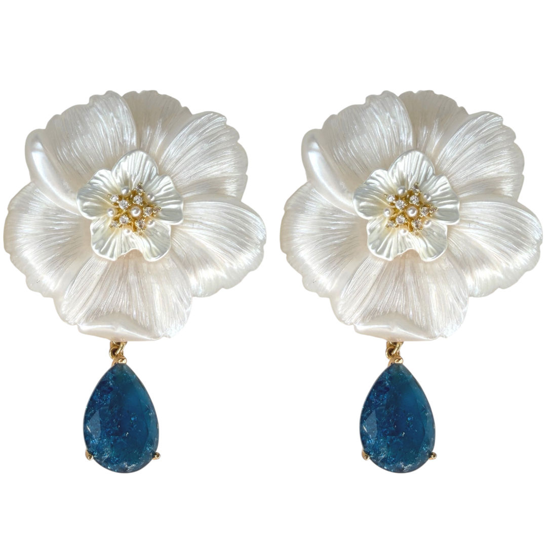 Aretes de flores en resina con cristal .