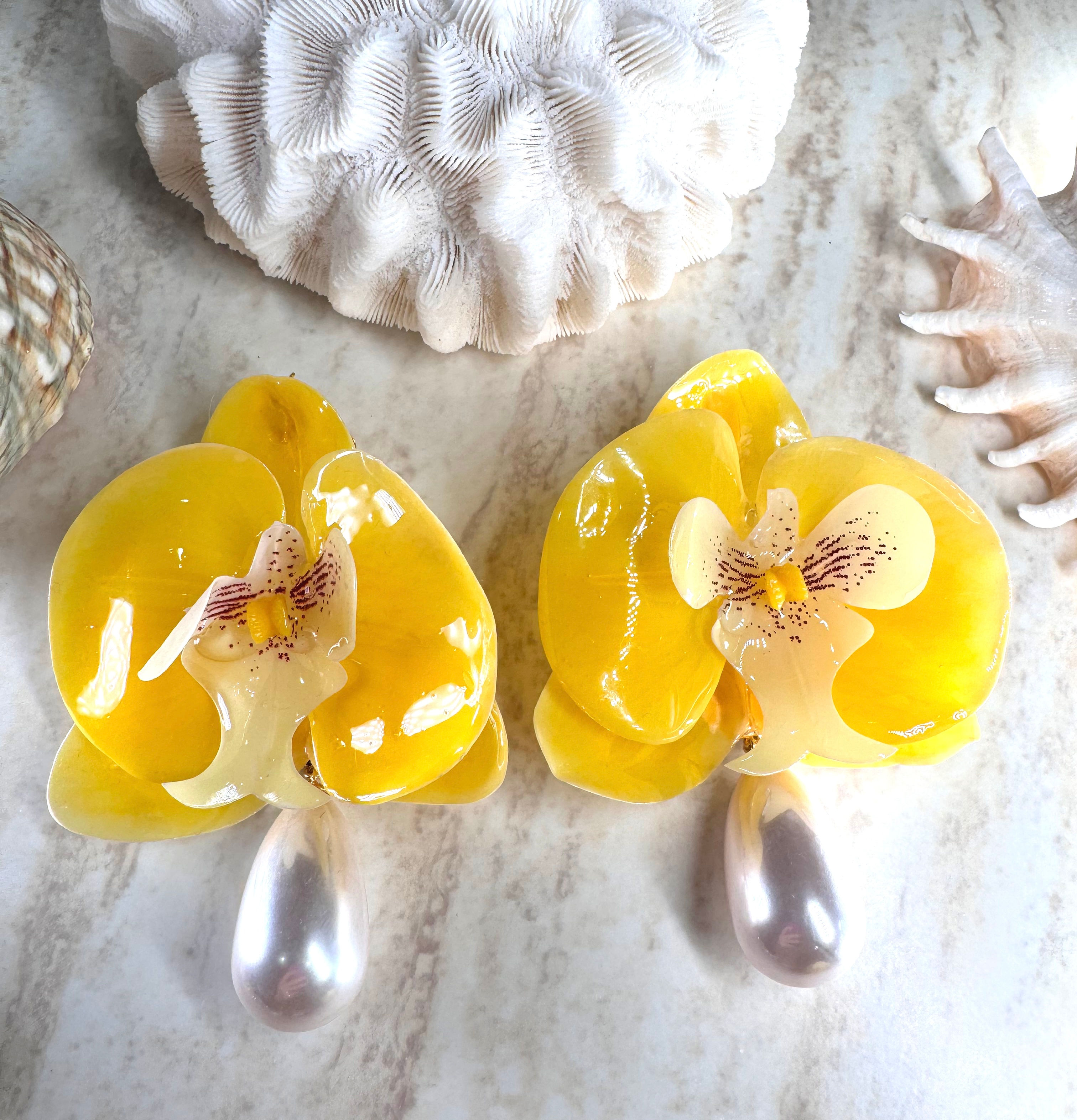 Aretes de orquídeas en resina con perla sintética .