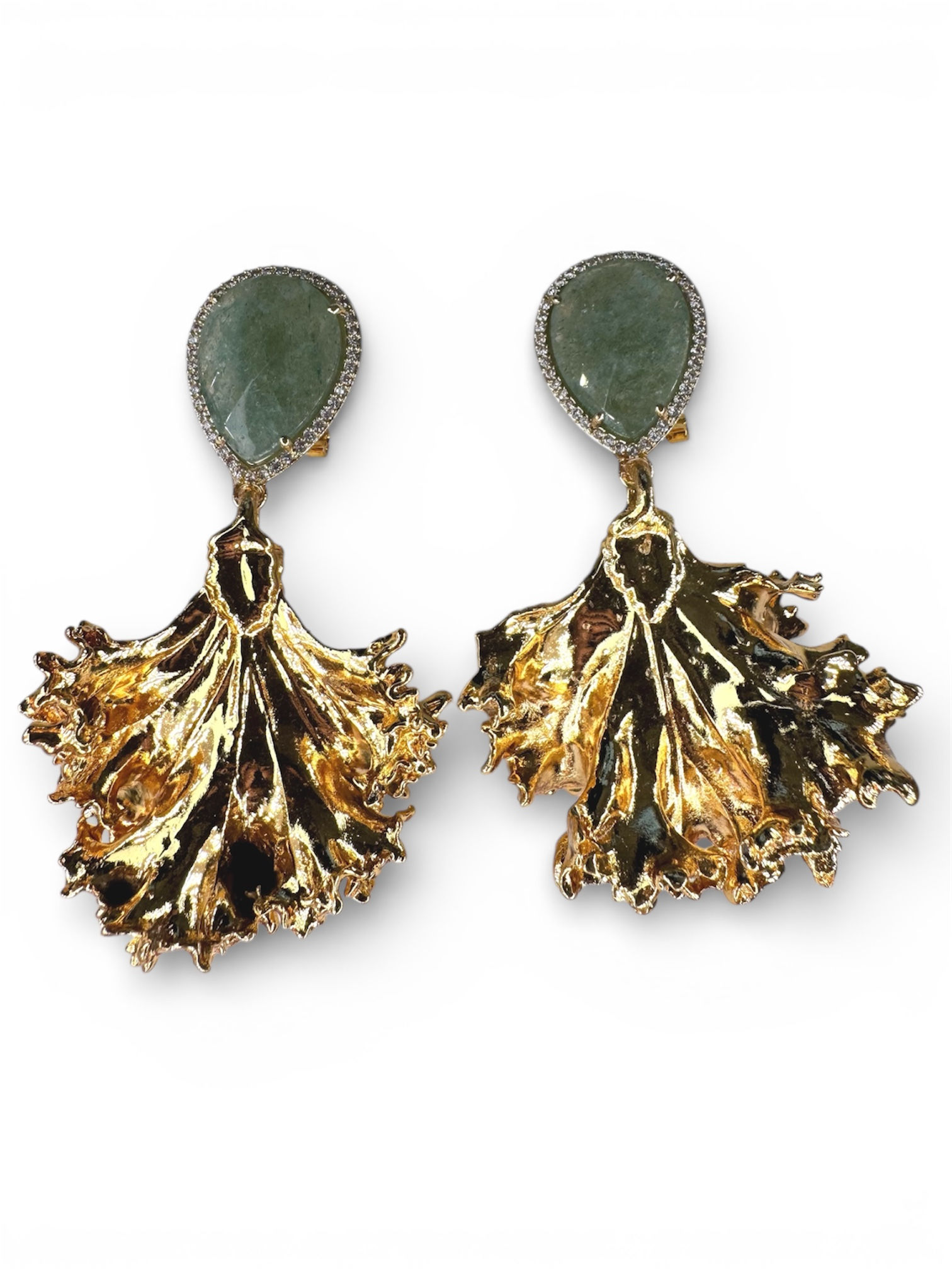 Aretes de hojas naturales en baño de oro con piedras naturales .