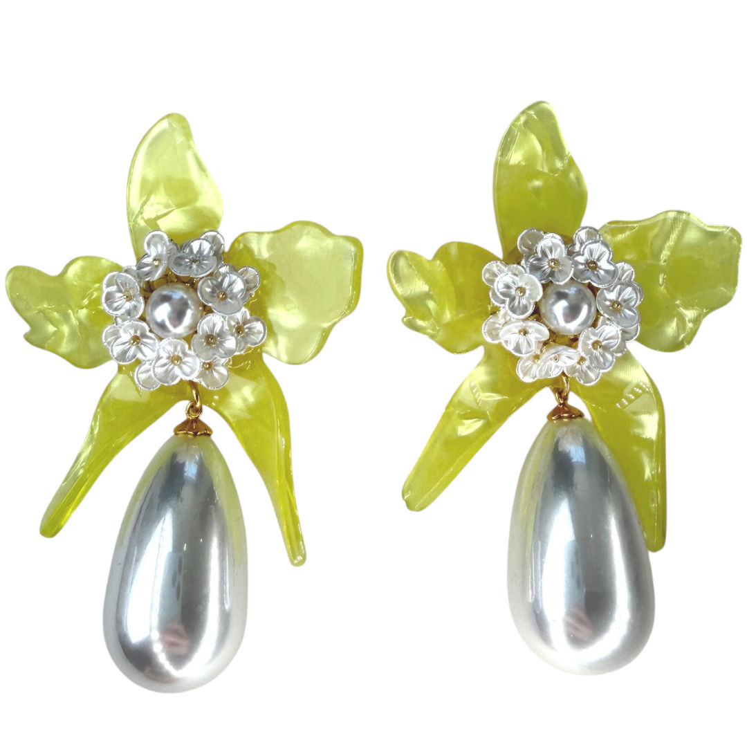 Aretes de flores en resina con perlas sintéticas 