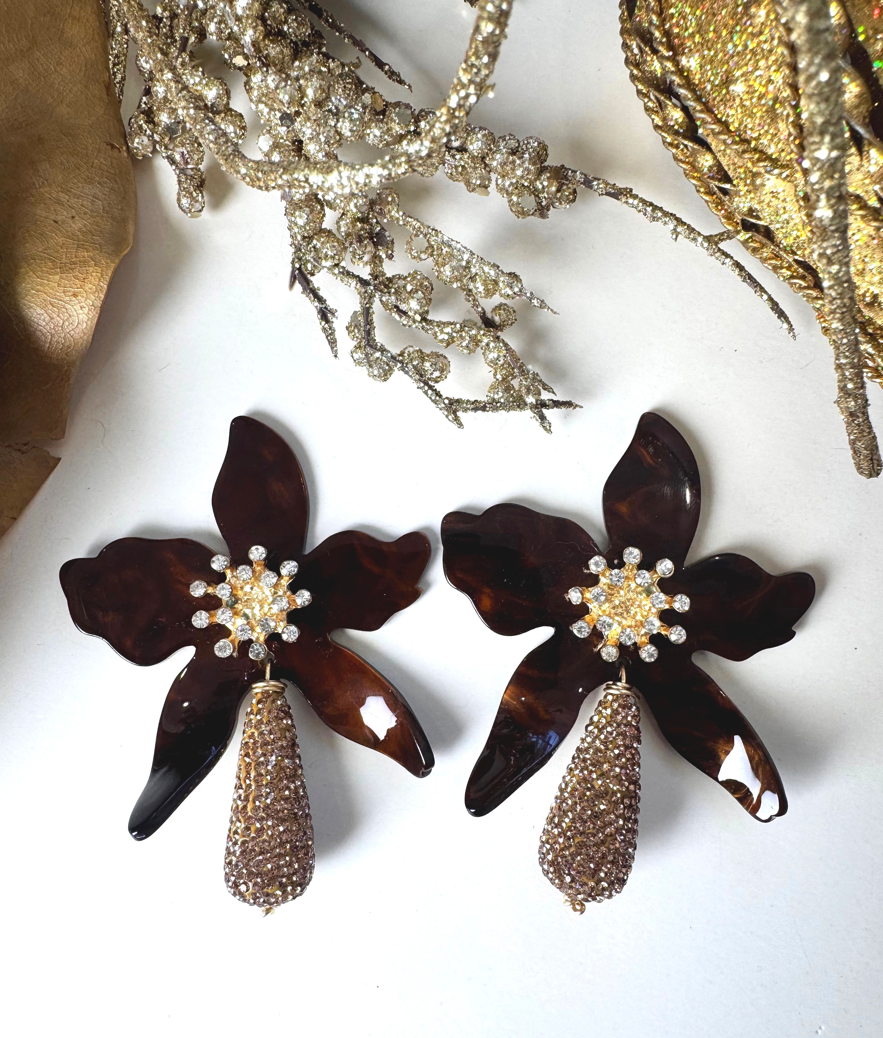Aretes de flores en resina con cristales .