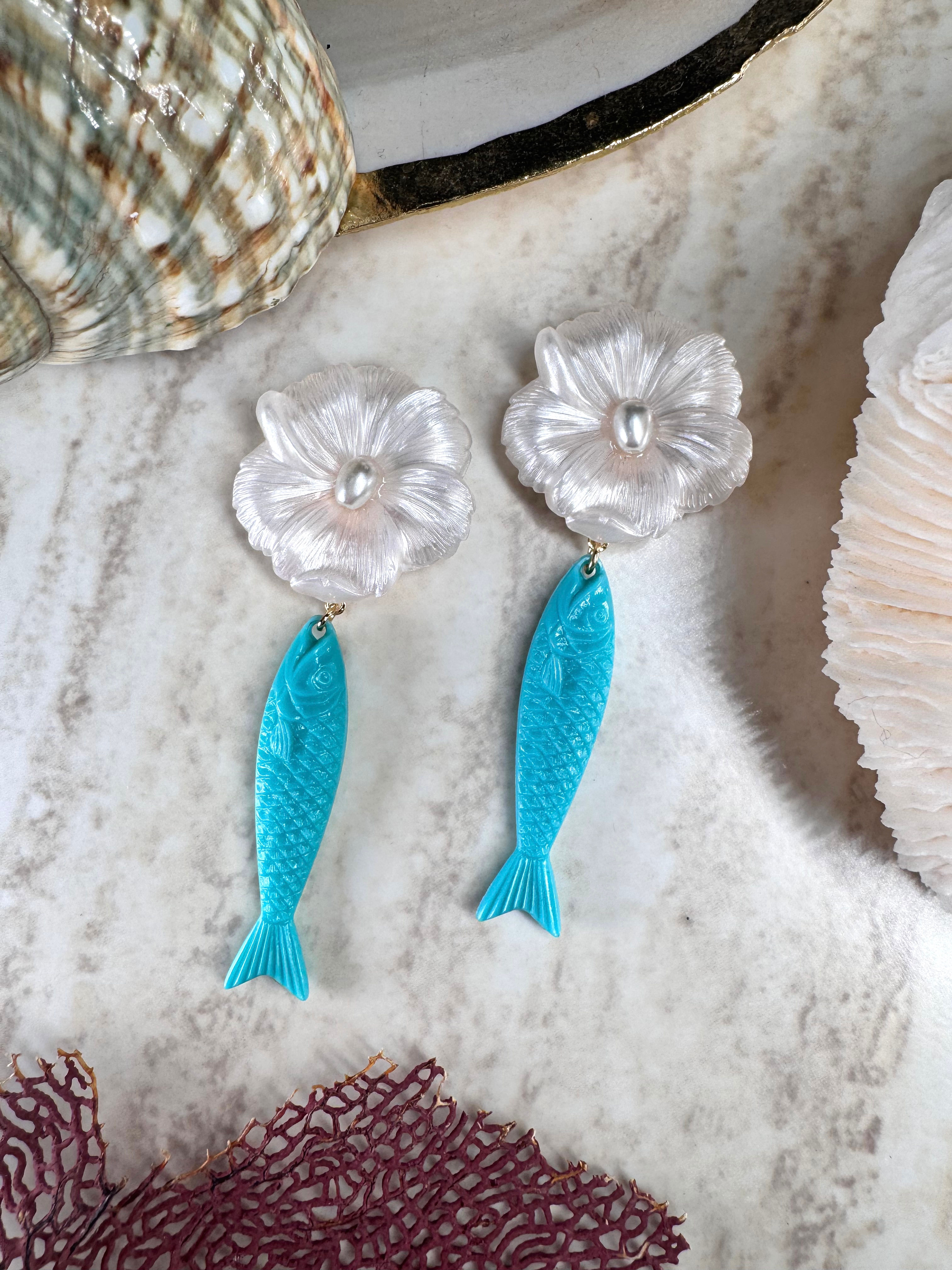 Aretes de flores en resina con pez 