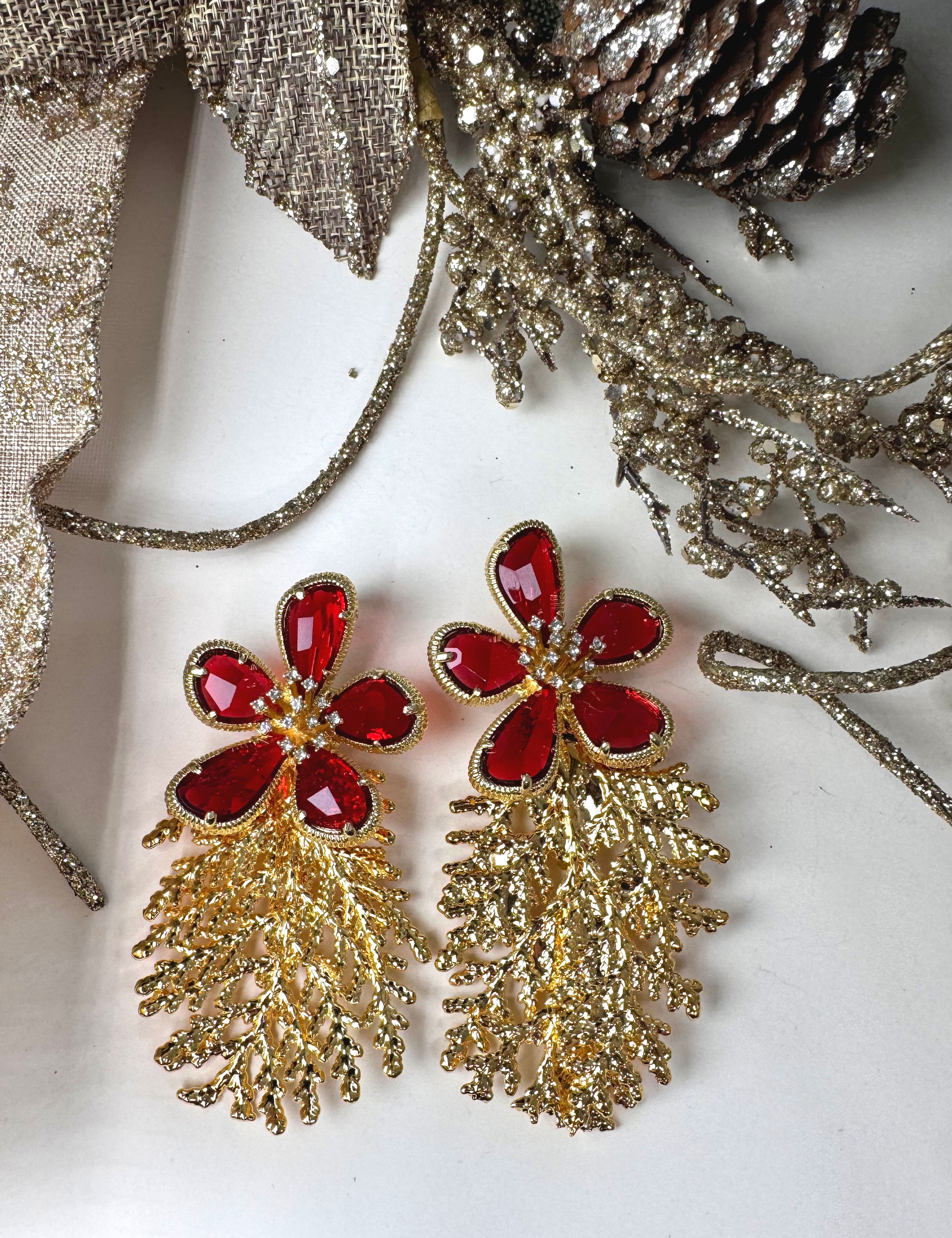 Aretes de hojas de pino natural en baño de oro con flor en cristal .