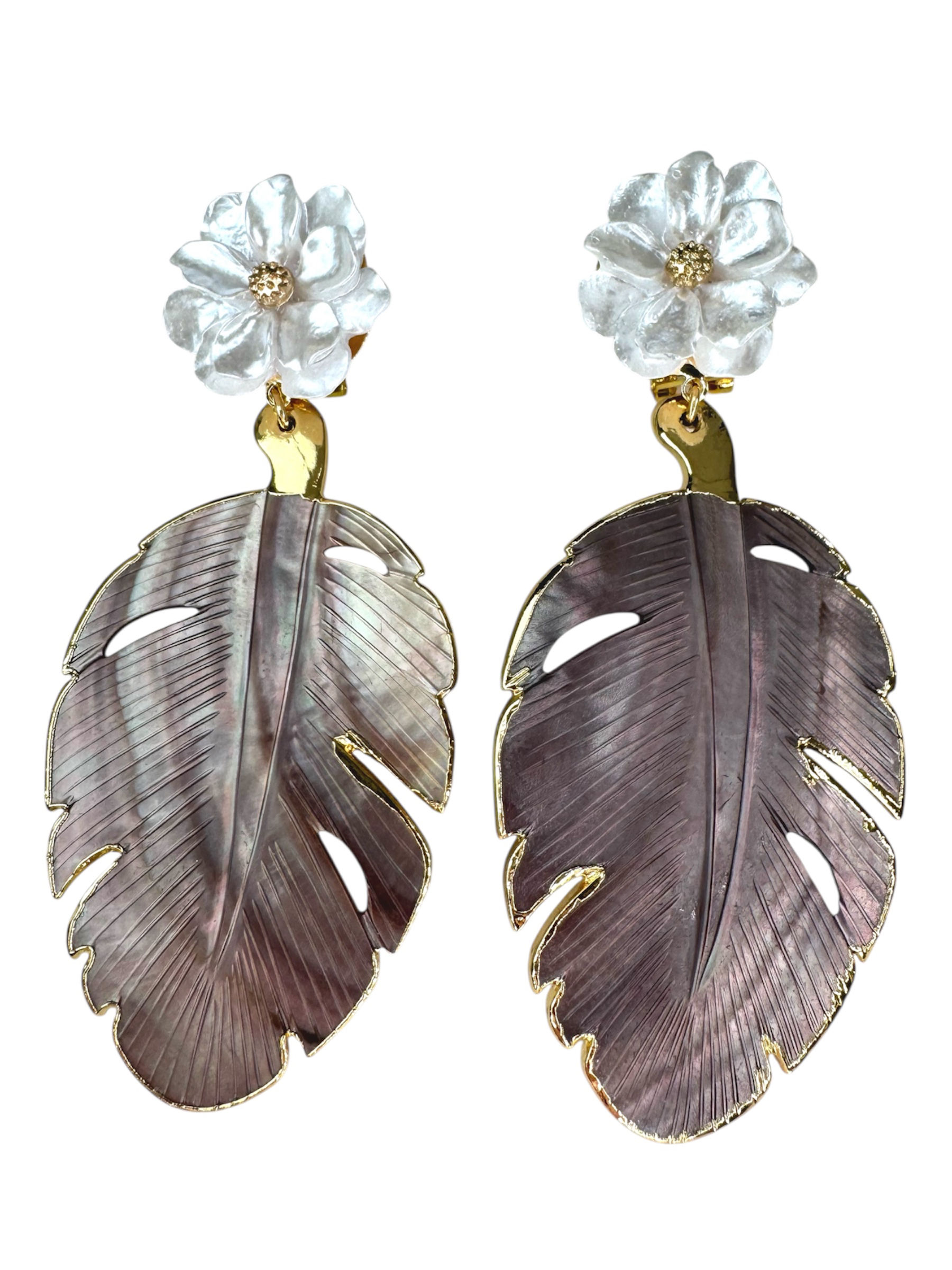 Aretes de hojas en concha con flor en resina .