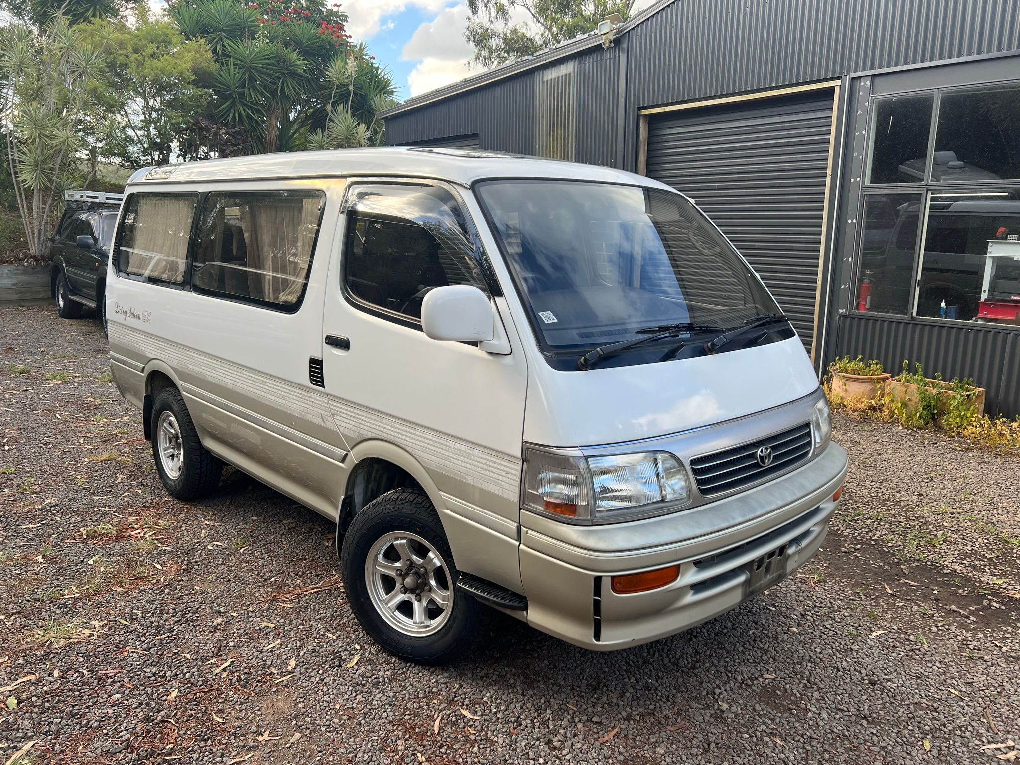Toyota Hiace 4WD Super Custom Auto