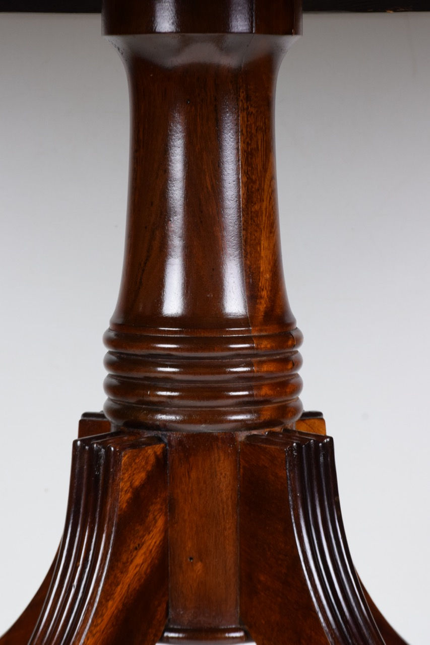 Miniatura: Tavolo tondo in mogano in stile Regency anni '60