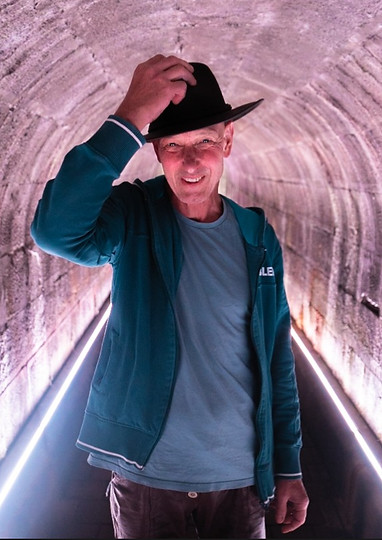 Die Nase, Riech-Dienstleistungen,Flori im Tunnel mit Hut