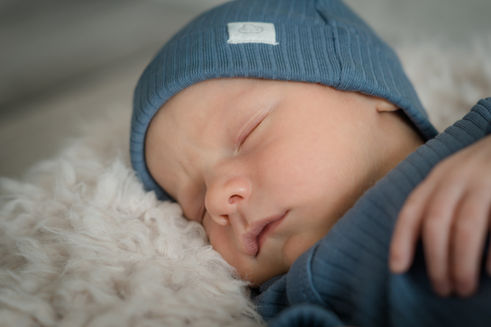 Neugeborenen Fotoshooting Junge-Newborn Fotoshooting-Newborn Fotoshooting Kempten--Newbornfotoshooting im Allgäu- Newbornfotos zu Hause- Newbornshooting in Kempten-Fotograf in der Nähe