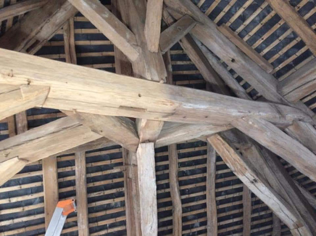 Aérogommage d'une charpente ancienne