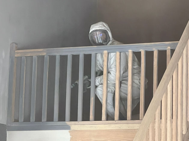 Aérogommage d'un escalier en cours de processus