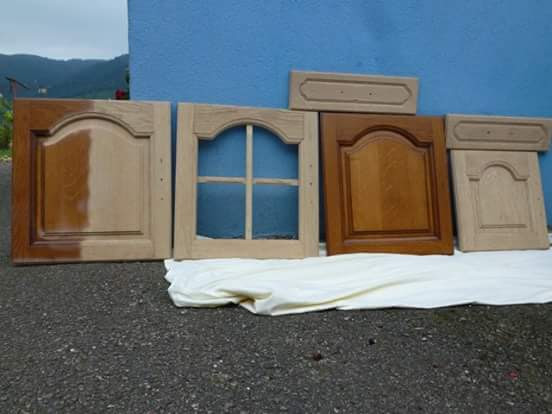 Aérogommage de portes en bois d'un vaisselier