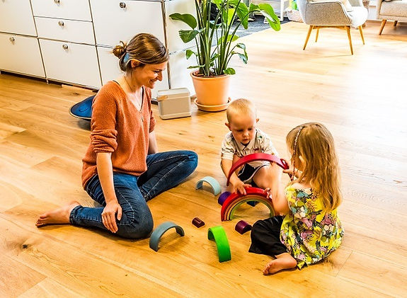 Milena Hänni ist Komplementärtherapeutin im Bereich Kinesiologie und behandelt gerade zwei Kinder mittels Farbbalance/Farbtherapie in Ihrer Praxis FreeKi in Oberwil-Lieli. Ihre Techniken umfassen Klang/Klangkinesiologie, Bachblüten, Blütenessenzen, Akupressur, Meridiane, die Arbeit nach den 5 Elementen aus der traditionellen Chinesichen Medizin und vieles mehr. Diese können in allen Altersklassen eingesetzt werden und helfen bei Themen wie Schlafstörungen, Depression, Müdigkeit, Melancholie, Unmotiviertheit, Ziellosigkeit, Überforderung, körperlichen/physischen/psychischen Beschwerden und vielen weiteren Lebensthemen. Diese ganzheitliche (körper/Geist/Seele) natürliche Therapieform hilft Ihnen wieder als freier Mensch unterwegs zu sein und Ihr volles Potential zu leben. 