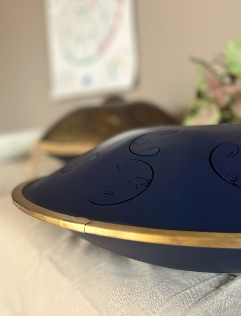 rav vast b double ding Handpan/Hang, welche in der Komplementäre Therapie Kinesiologie in der Kinesiologie Praxis FreeKi von Milena Hänni in Oberwil-Lieli als Klangtherapie angeboten wird. Balanciere und bring Deine Energien wieder in Einklang mittels Klang, einfach und intuitiv. Folge deinem eigenen Rhythmus und nimm die Vibrationen der Klänge wahr und lass sie auf Dich wirken.