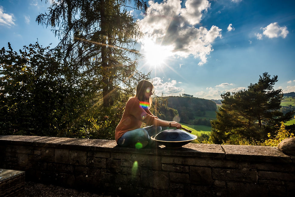 Milena Hänni, Therapeutin, Therapie, kinesiologisch, Kinesiologie, integrative Kinesiologie, Muskeltest, Body Feedback, Rückmeldung, Hang, Handpan, Klangschale, Musiktherapie, Oberwil-Lieli, Birmensdorf, Reusstal, Bremgarten, Berikon, Arni, Aesch, Urdorf, FreeKi, Ausgleich, Körperenergien, Klangtherapie, Willkommen, Vibration, Klang, Depression, Schlaflosigkeit, Schlafstörungen, Antriebslos, Schlaflos, Müde, ständig Müdigkeit, Demotiviert, belebend, aufhellend, stimmungsaufhellend, zuversichtlich, glücklich, Freude, freudig, Glück, Komplementärtherapie, Klientin, Klient, Klient*innen, alt und jung, alt, Alter, jung, Mann, Frau, Teenager, Kind, Kleinkind, Tiere, Pubertät, Zuversicht, Harmonie, Disharmonie, unglücklich, unzufrieden, ich möchte etwas ändern in meinem Leben, Zeit für Veränderung, Lebenswandel, Energieausgleich, voller Energie, Lebensfreude, Ausgleich, ausgeglichen, Meditation, meditieren, zentrieren, bei sich sein, du selbst sein.