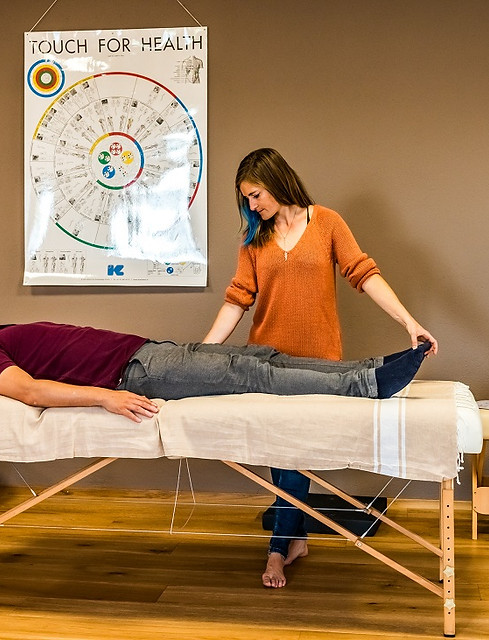 Milena Hänni ist Komplementärtherapeutin im Bereich Kinesiologie und behandelt gerade ein Klient mittels Akupressur in Ihrer Praxis FreeKi in Oberwil-Lieli. Ihre Techniken umfassen Klang/Klangkinesiologie, Bachblüten, Blütenessenzen, Akupressur, Meridiane, die Arbeit nach den 5 Elementen aus der traditionellen Chinesichen Medizin und vieles mehr. Diese können in allen Altersklassen eingesetzt werden und helfen bei Themen wie Schlafstörungen, Depression, Müdigkeit, Melancholie, Unmotiviertheit, Ziellosigkeit, Überforderung, körperlichen/physischen/psychischen Beschwerden und vielen weiteren Lebensthemen. Diese ganzheitliche (körper/Geist/Seele) natürliche Therapieform hilft Ihnen wieder als freier Mensch unterwegs zu sein und Ihr volles Potential zu leben. 