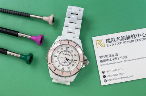 Chanel J12 白色陶瓷手錶改錶帶服務,調整長度與截短鏈節,位於尖沙咀瑞港名錶維修中心