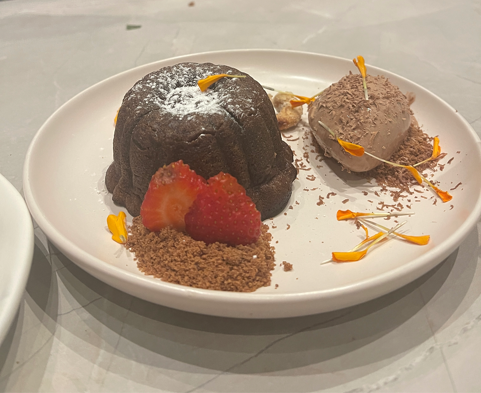 Postre Baru: volcan de chocolate con nueces y fresa con una bola de helado