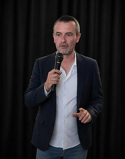 présentateur animateur micro.jpg