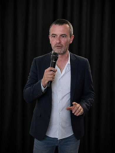 présentateur animateur micro.jpg