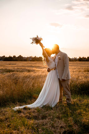 Emotionale Hochzeitsshooting und natürliche Hochzeitsfotografie Brautpaar fotografiert im Sonnenuntergang in Göppingen