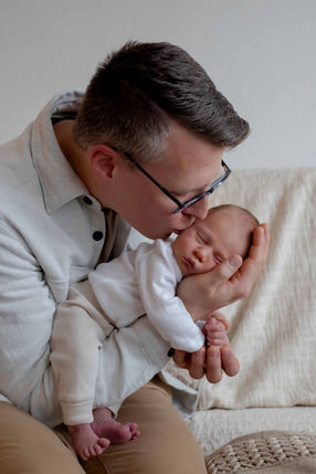 Babyshooting, Newbornshooting, Babybilder, Babyshooting Göppingen, Newbornshooting Göppingen, Newbornhomeshooting, Babybilder Göppingen, Outdoorshooting, Homestory, Homeshooting, Göppingen, Heiningen, Eschenbach, Bad Boll, Gammelshausen, Dürnau, Rechberghausen, Birenbach, Wäschenbeuren, Maitis, Uhingen, Ebersbach, Süßen, Donzdorf, Salach, Schwäbisch Gmünd, Schorndorf, Esslingen, Stuttgart, Ulm, Geislingen, Familienshooting Göppingen, Familienbilder Göppingen