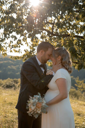 Weddingshooting in der Natur im Sonnenlicht in Rechberghausen