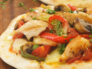 PIZZA DE POLLO SOBRE PAN ÁRABE