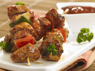 BROCHETTES DE POLLO LAQUEADAS CON ACETO, SOJA Y KÉTCHUP