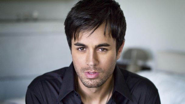 El sentido mensaje de Enrique Iglesias tras la muerte de su padrastro