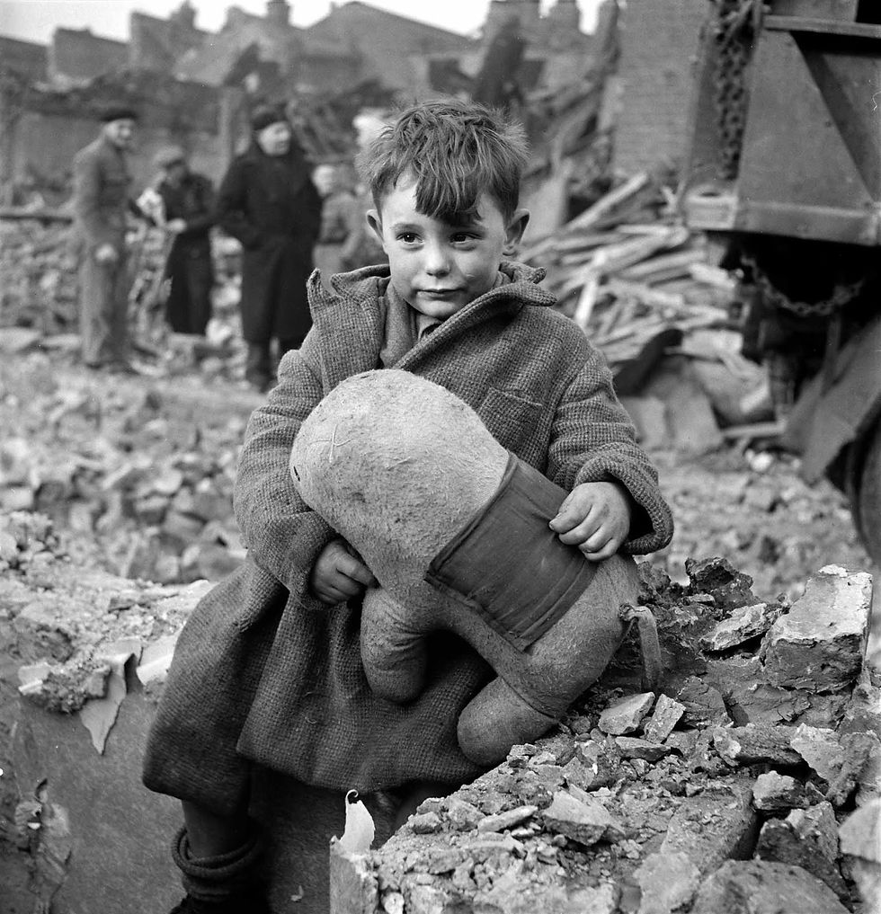 Toni_Frissell_Abandoned_boy,_London_1945_savaş_fotoğrafı