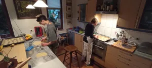 Annette Rümmele beim Plaetzchen ausstechen