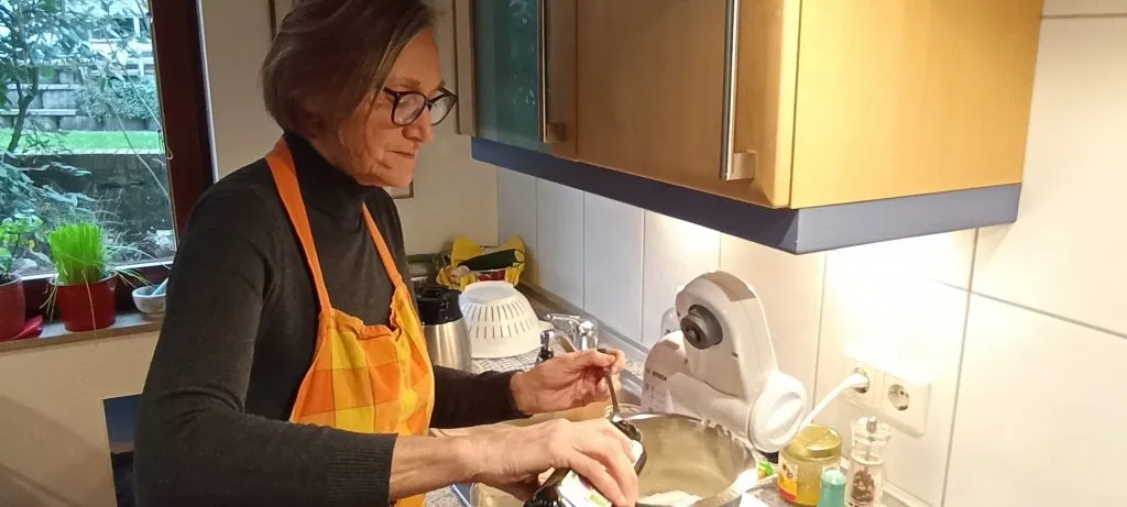 Annette Rümmele gibt Zutaten in den Mixer