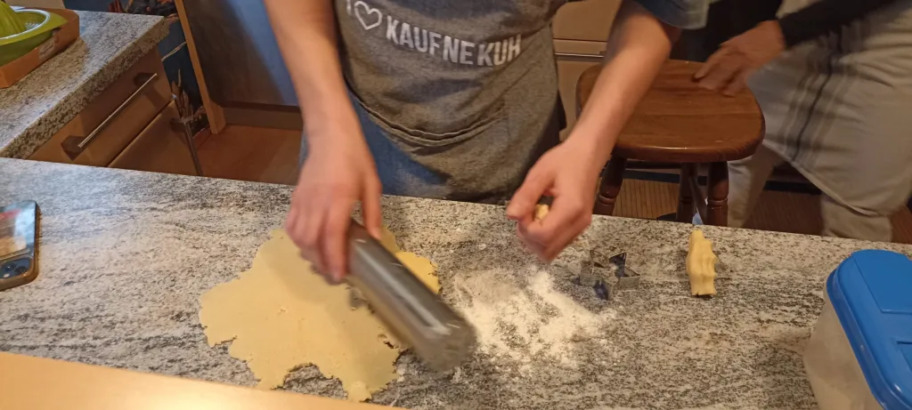 Ausrollen des Plaetzchenteiges - Nahaufnahme