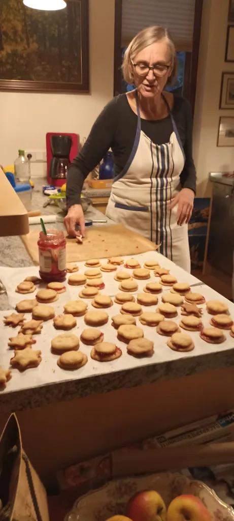Annette Rümmele nach dem bestreichen der Plaetzchen mit Marmelade