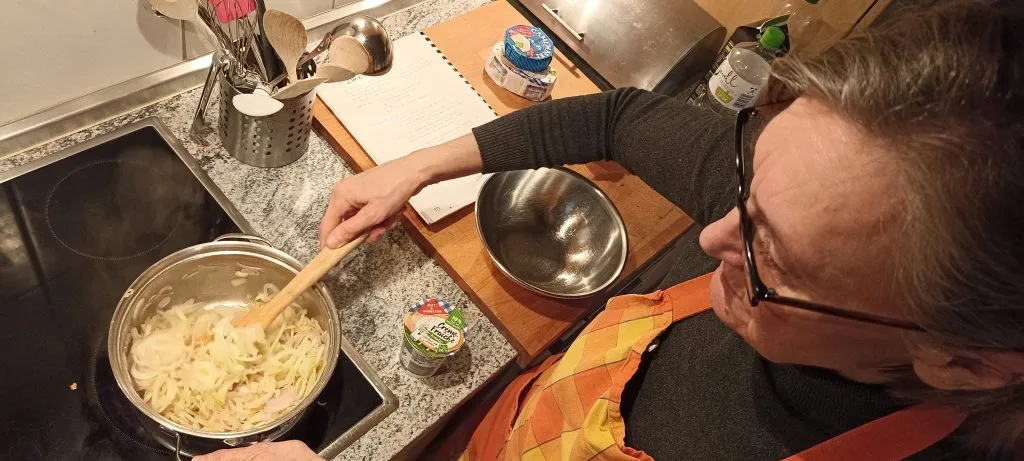 Annette Rümmele hält einen Topf mit Zwiebeln