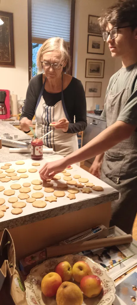 Weitere Plaetzchen mit Marmelade bestreichen