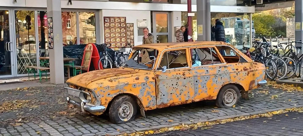 Auto mit Schussloechern
