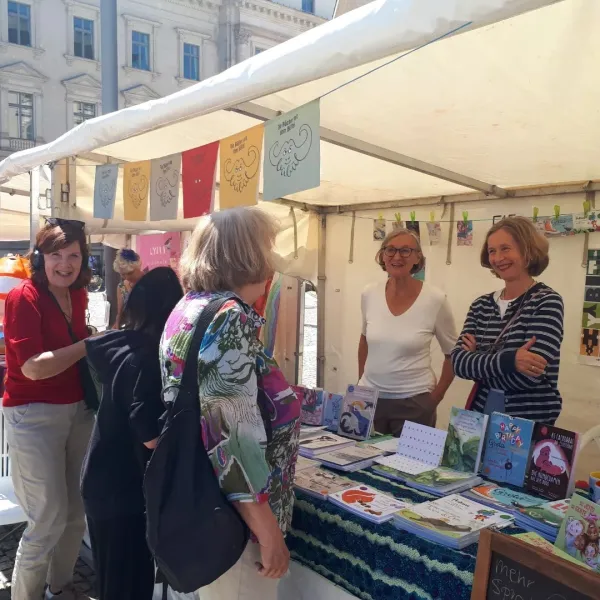 Annette am Bücherstand des  Bübül-Verlages